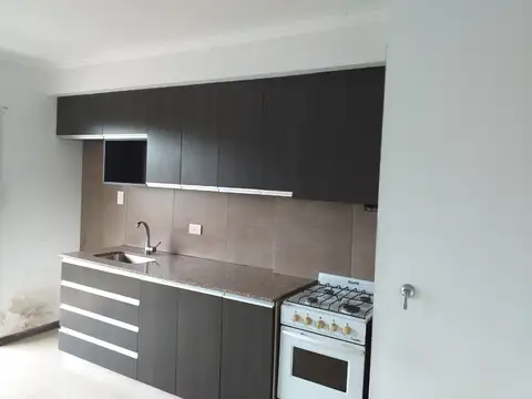 Al frente, con amplio y corrido balcón. Excelente estado. Todos los servicios. Scola Inmobiliaria.