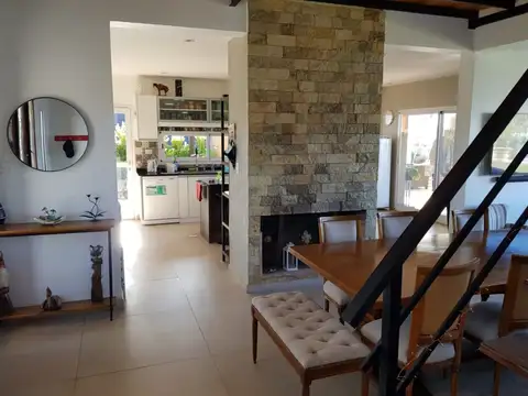 Casa 5 ambientes con 3 baños