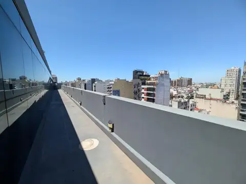 Oficina en impecable estado con balcones aterrazados