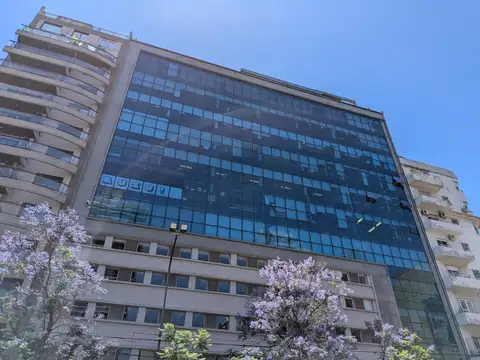 Oficina en impecable estado con balcones aterrazados