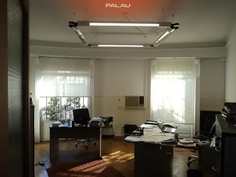 Oficina 16 ambientes con 4 baños