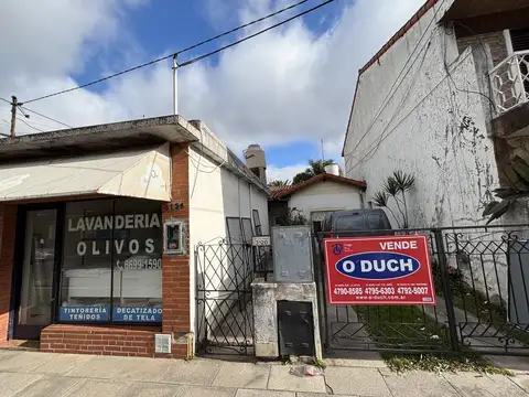 Casa a reciclar con local en muy buen lote. Olivos.