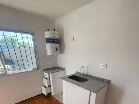 UN DORMITORIO, PARQUE, COCHERA CUBIERTAY PILETA