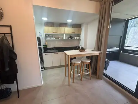Venta monoambiente amoblado con terraza balcón y cochera