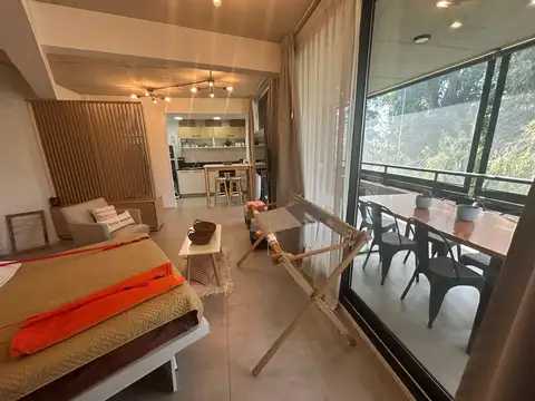 Venta monoambiente amoblado con terraza balcón y cochera