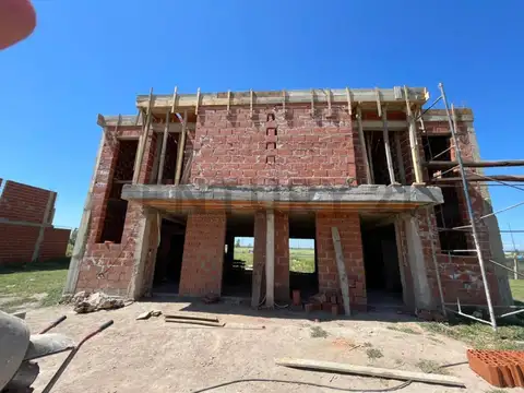 Dúplex a estrenar – Manzana 127, Lote 4 | 3 dormitorios | Patio amplio