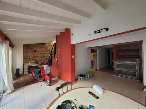 Casa 3 amb. excelente ubicación , garaje, fondo parquizado, parrilla y terraza.