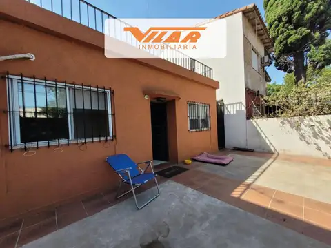 Casa 3 amb. excelente ubicación , garaje, fondo parquizado, parrilla y terraza.