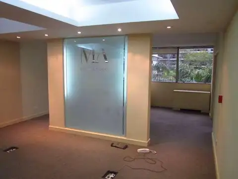 Oficina en Alquiler con 2 cocheras