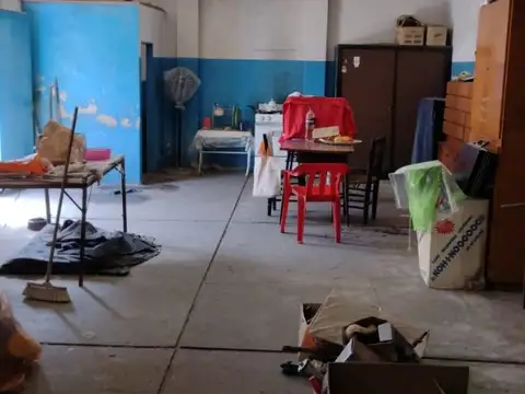 Marconi 2000. Local 125m² más deposito 40 m². Morón