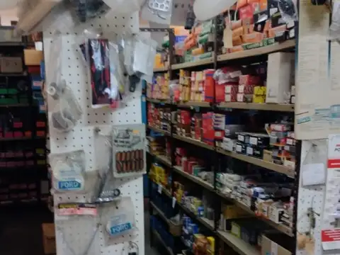 Marconi 2000. Local 125m² más deposito 40 m². Morón