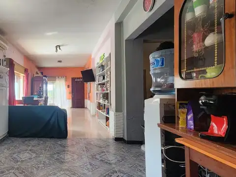 Casa 3 amb en venta en Lanús con cochera y patio