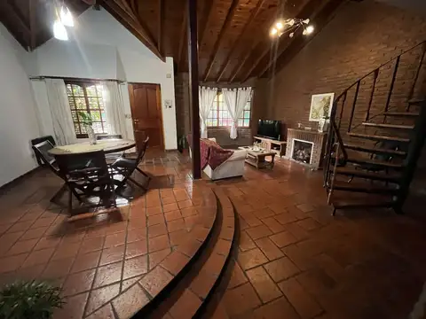 Casa 4 ambientes con 2 baños