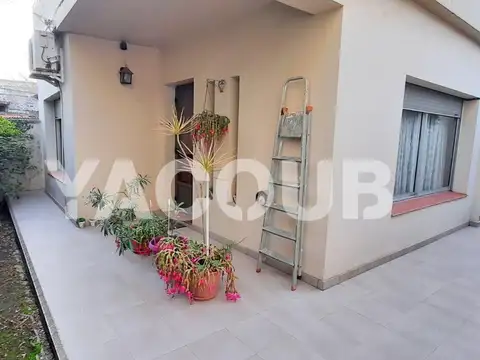 Casa en venta - 3 Dormitorios 2 Baños - 233.34Mts2 - Lanús