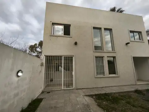 Depto Tipo Casa en Alquiler en Los Hornos, $ 500.000