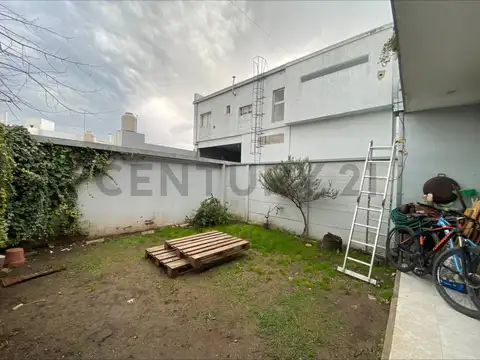 529 entre 119 y 120. Dúplex en VENTA 2 dormitorios, patio con verde y cochera.