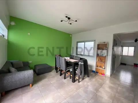529 entre 119 y 120. Dúplex en VENTA 2 dormitorios, patio con verde y cochera.
