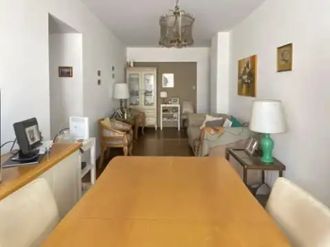 Departamento de 3 ambientes, con balcón corrido muy luminoso. apto crédito