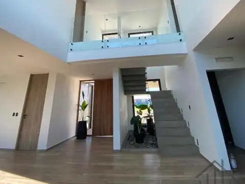 Casa 5 ambientes con 4 baños