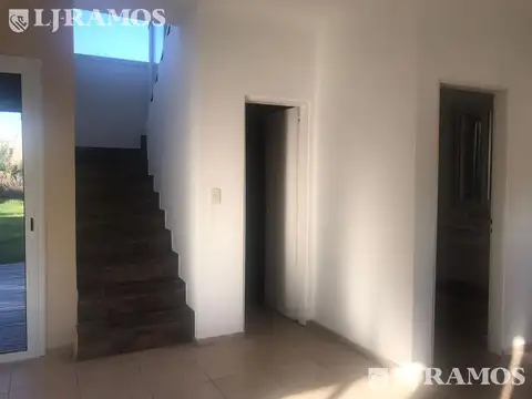 Casa en Alquiler con 1 cochera