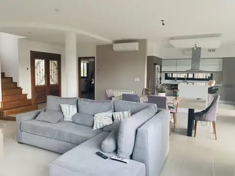 IMPONENTE Y MODERNA CASA A ESTRENAR, B° HUDSON PARK