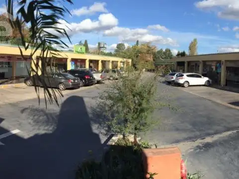 Inversión Estratégica: Paseo Comercial Vía Manzanares con 26 locales y 12 oficinas