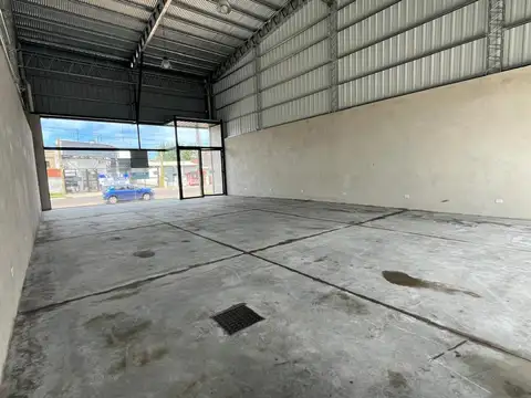 Amplio salón comercial