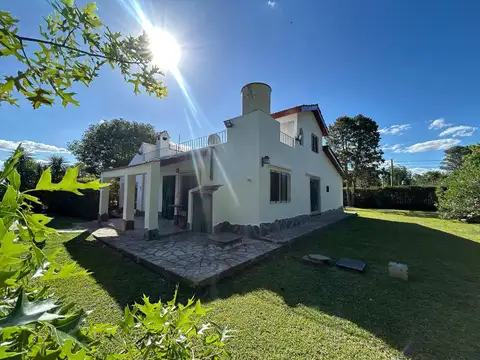 Casa en Venta sobre dos lotes de 1.000 m² cada uno (total 2.000 m²) — Barrio Parque Exaltación — Apto Crédito