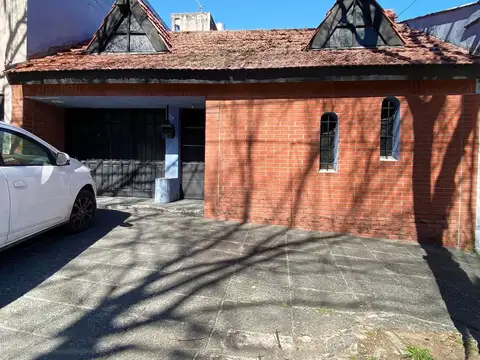 VENTA CASA LOTE PROPIO FLORES JARDIN PILETA