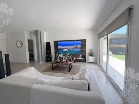 Casa en Venta con 9 cocheras