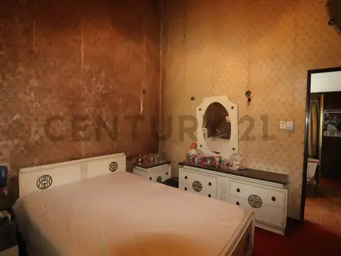 ¡Oportunidad! Casa de 3 ambientes a reciclar y un ph de 3 amb con ingreso independiente en El Triang