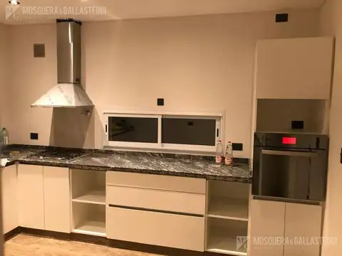 Casa en Alquiler con 4 cocheras