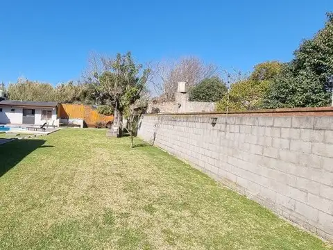 Casa en venta - 2 dormitorios 1 baño  -  patio pileta parrilla - 900mts2- Florencio Varela