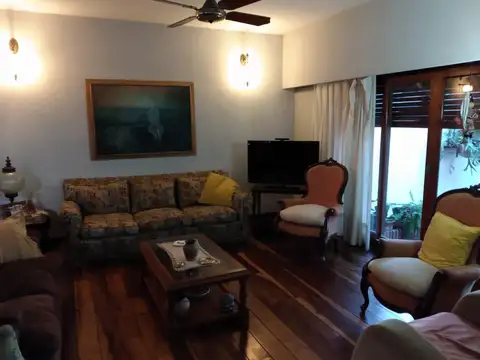 Casa 8 ambientes con 2 baños