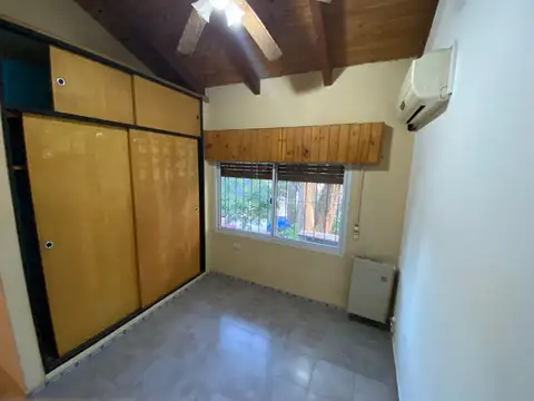 Casa en Alquiler con 3 cocheras