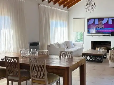 Casa en Alquiler con 1 cochera