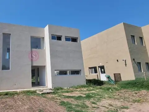 Casa  en Venta en Barrio Cerrado Santa Lucia, Pilar del Este, Pilar