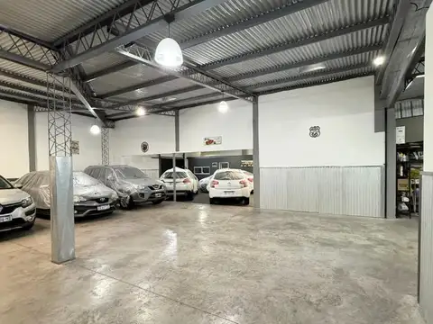 Gran galpón en esquina con doble ingreso en Venta en Lanús