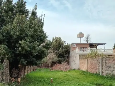 IDEAL INVERSIÓN 2 DEPARTAMENTOS + 2 LOCALES COMERCIALES y LOTE libre al fondo.