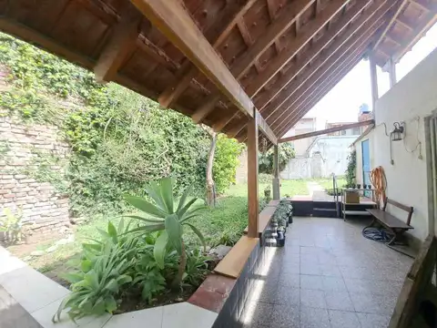 CASA 5 AMBIENTES EN VENTA CON JARDIN PATERNAL