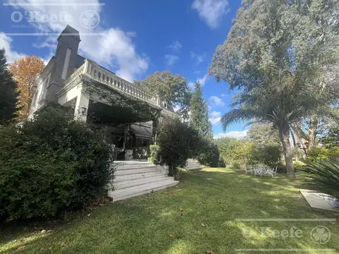 Casa en venta de estilo francés de cinco ambientes en Abril Club de Campo - Apto Credito