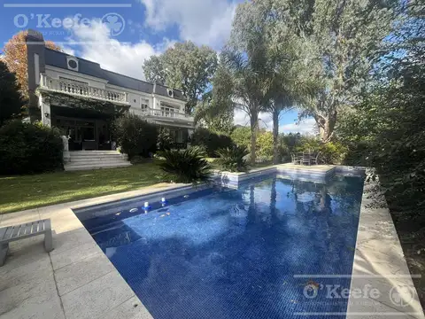 Casa en venta de estilo francés de cinco ambientes en Abril Club de Campo - Apto Credito