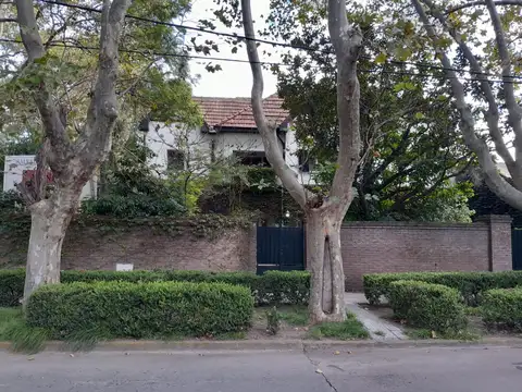 EN UNA MUY BUENA ZONA RESIDENCIAL, EXCELENTE CHALET DE ESTILO DE 445 M2 RECICLADOS, EDIFICADO SOBRE TERRENO DE 702 M2.