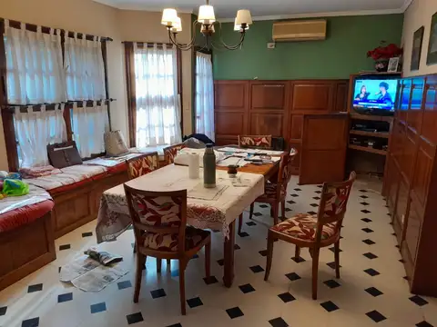 EN UNA MUY BUENA ZONA RESIDENCIAL, EXCELENTE CHALET DE ESTILO DE 445 M2 RECICLADOS, EDIFICADO SOBRE TERRENO DE 702 M2.