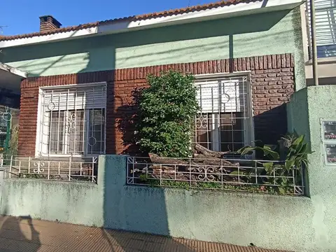 CASA 3 AMBIENTES - VENTA EN OLIVOS CON GRAN JARDIN