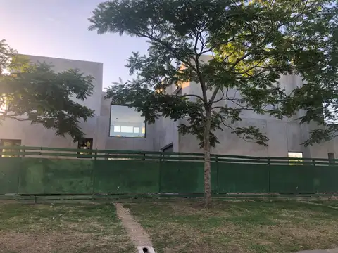 Casa 6 ambientes con 5 baños