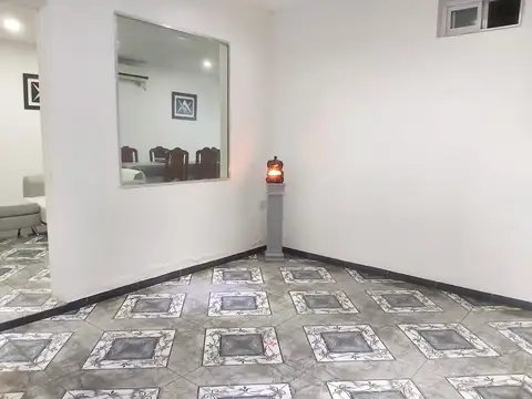 23 E/ 43 Y 44: GALPÓN COMERCIAL MÁS DEPTO DE 1 DORM. EN PH EN VENTA