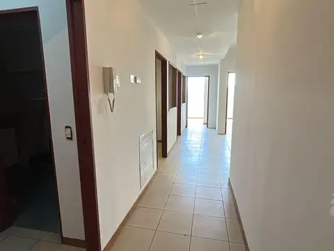 Oficina 6 ambientes con 2 baños