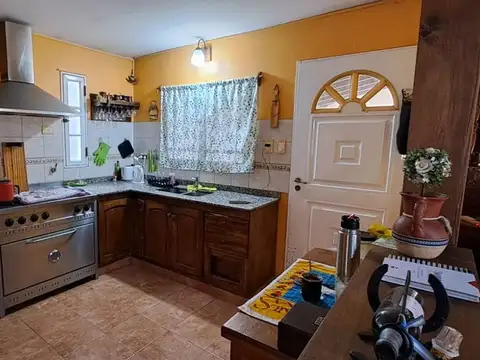 Casa 4 ambientes con 2 baños