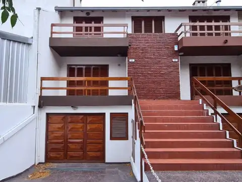 TRIPLEX CUATRO AMBIENTES - TODOS LOS SERVICIOS CONECTADOS - ZONA RESIDENCIAL